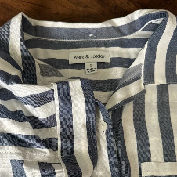 Alex & Jordan Blue & White Striped Button-Up Short Sleeve Shirt Women’s S NWOT - Picture 8 of 11